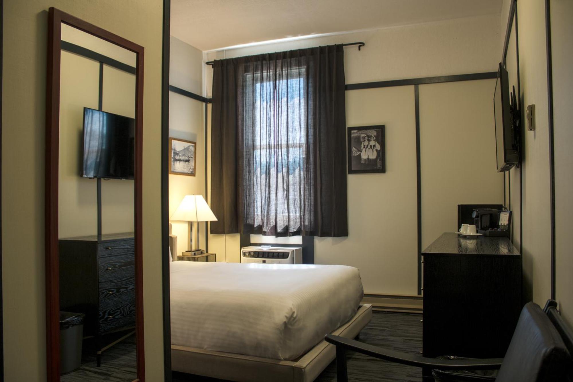 Midnight Sun, A Coast Hotel Dawson City Exterior foto